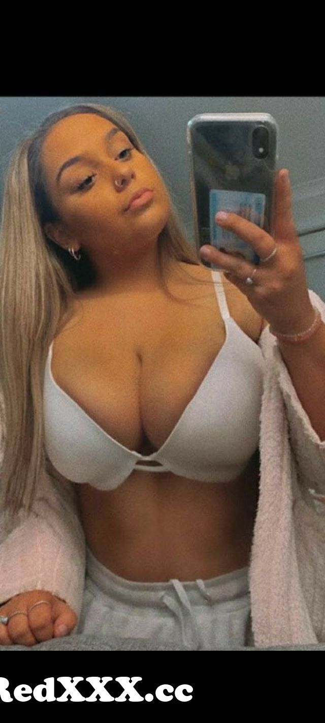huge boobs cleavage selfie